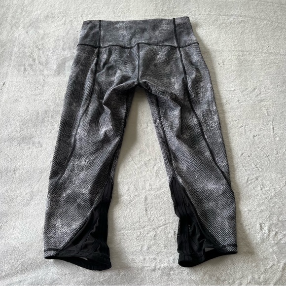 Lululemon Essential Rhythm Crop Full-On Luxtreme in Diffusion White Black - Picture 4 of 9